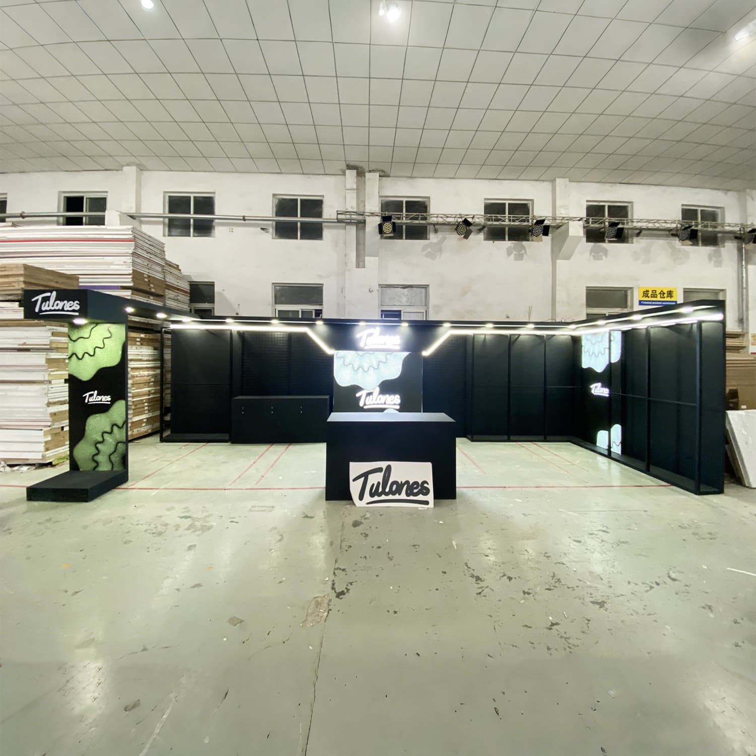Modular, quick-assembly and reusable fashion booth for apparel and accessories display.